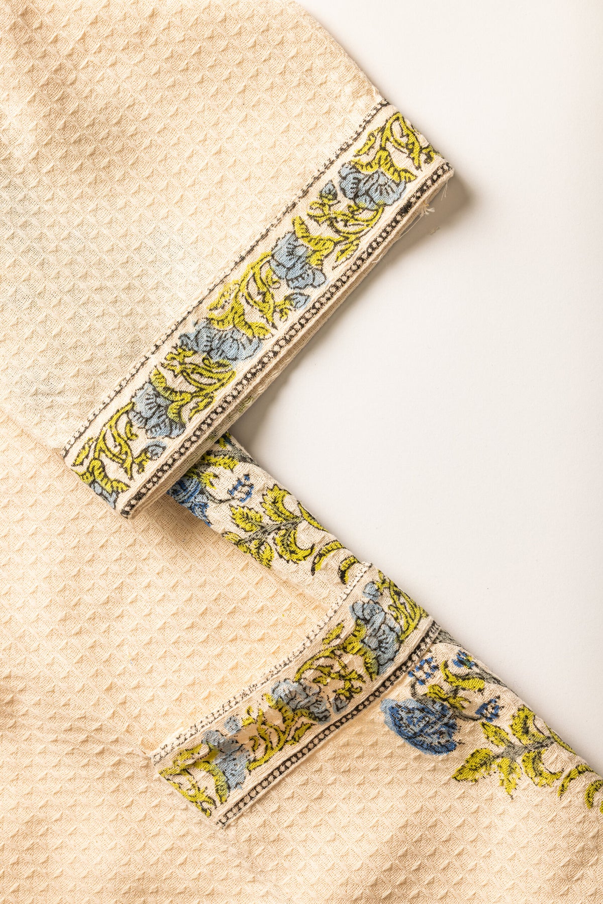 Color: Amber - leher rhobe details arm