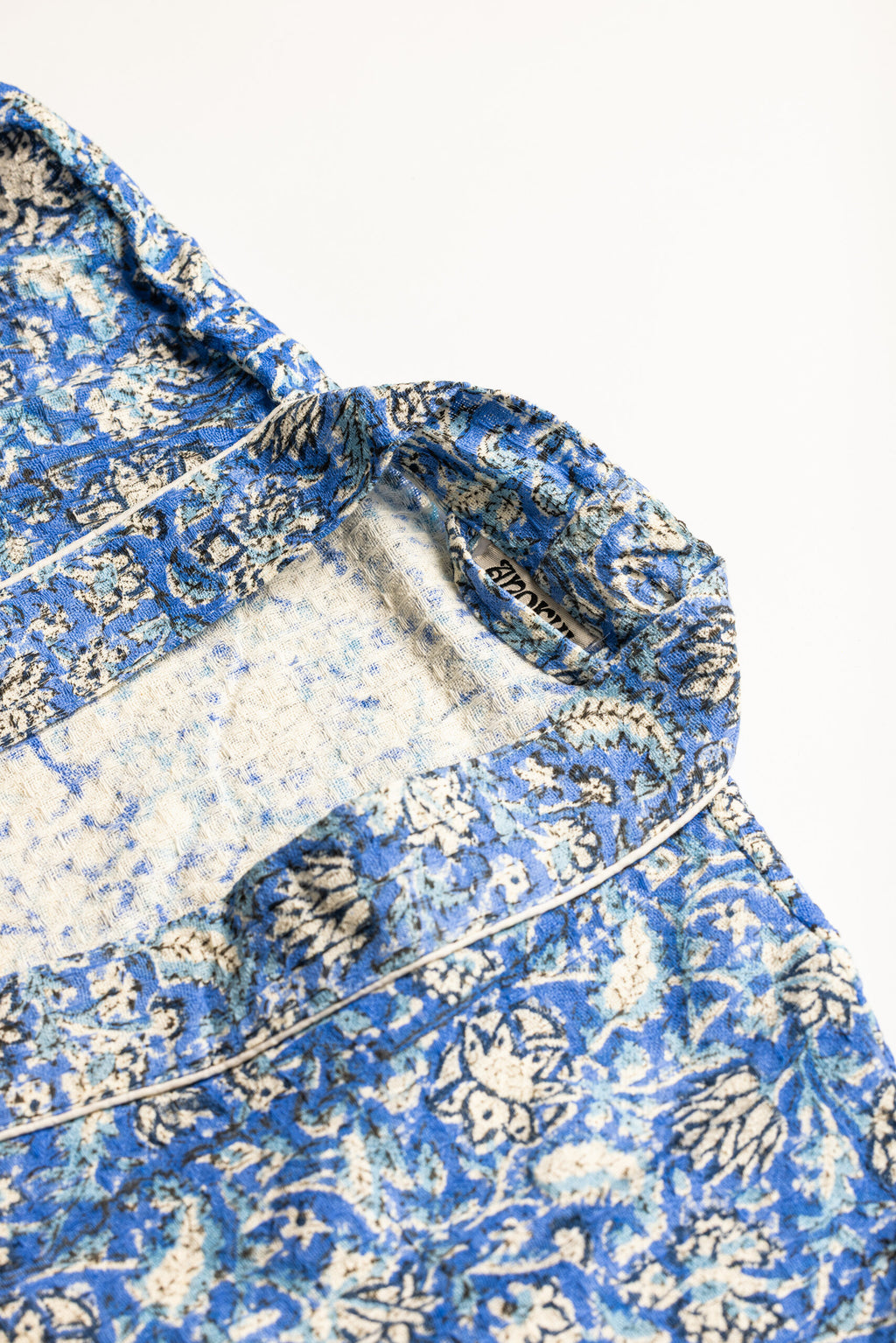 Color: Blue - leher rhobe collar